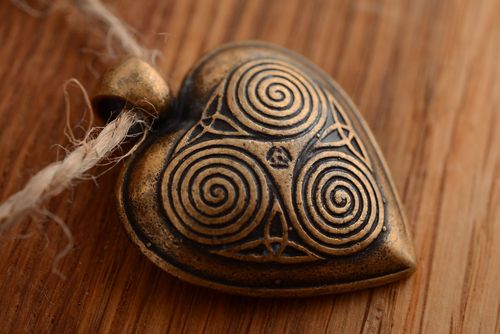 Pingente de bronze artesanal em forma do coração  - MADEheart.com