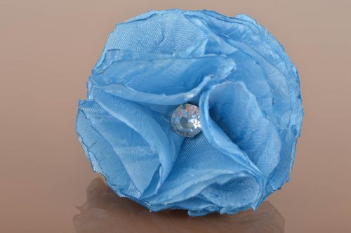 Брошь из ткани ручной работы красивая в виде цветка пышная голубая со стразом - MADEheart.com