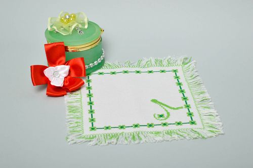Napperon broderie fait main Déco cuisine blanc avec franges vertes Cadeau femme - MADEheart.com
