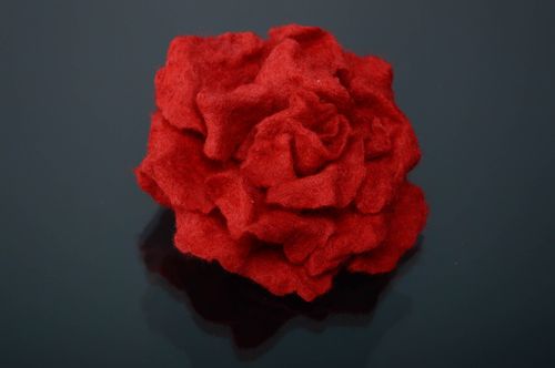 Barrette-broche en laine feutrée Rose - MADEheart.com