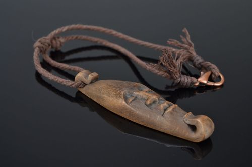 Colgante artesanal en un cordón - MADEheart.com