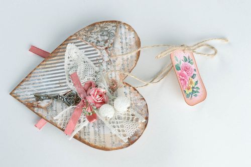 Suspension décorative pour Saint Valentin en papier fait main en forme de coeur - MADEheart.com