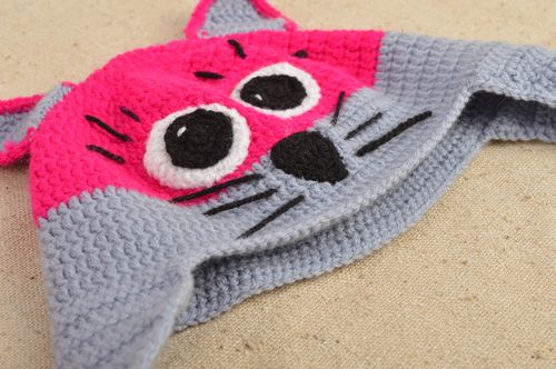Gehäkelte Kindermütze handgefertigt modisches Accessoire Mütze Katze grau rosa - MADEheart.com