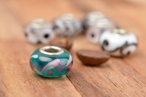 Handgemachte Glasperle Schmuckperle zum Basteln Lampwork Glasperle rosa grün - MADEheart.com