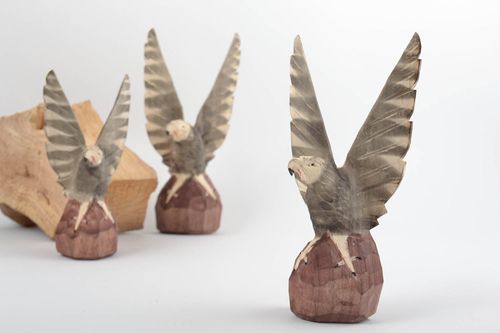 Figura de madera tallada bonita con forma de águila artesanal para decoración - MADEheart.com