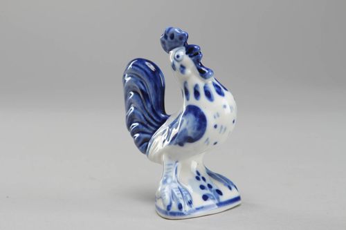 Petite figurine en céramique coq blanc et bleu peinture de Gjel original  - MADEheart.com
