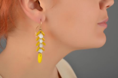Boucles doreilles perles de verre jaune-blanc pendantes faites main Bouleau - MADEheart.com