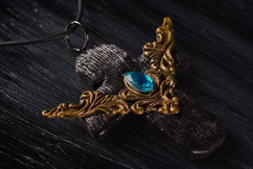Pendentif croix Bijou fait main en pâte polymère Accessoire femme original - MADEheart.com