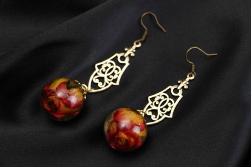 Earrings with roses coated with epoxy - MADEheart.com