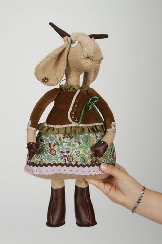 Jouet mou en tissu avec support en bois Chèvre - MADEheart.com