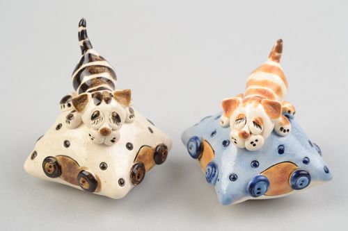 Figura de barro de cerámica artesanal gatos con almohadas  - MADEheart.com