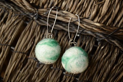 Green felted wool earrings with English fasteners - MADEheart.com