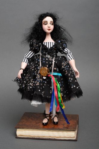 Кукла из самозатвердевающей глины в черном платье - MADEheart.com