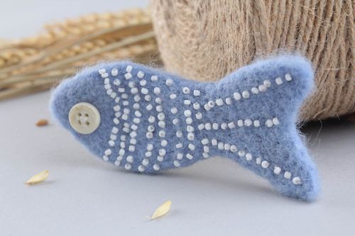 Broche original de lã em técnica de feltragem acessório feminino feito à mão  Peixinho - MADEheart.com