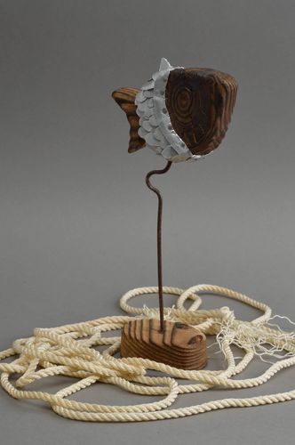 Schöne originelle Deko Statuette aus Holz Fisch klein künstlerische Handarbeit - MADEheart.com