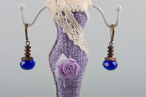 Boucles doreilles bleues pendantes en laiton belles originales faites main - MADEheart.com