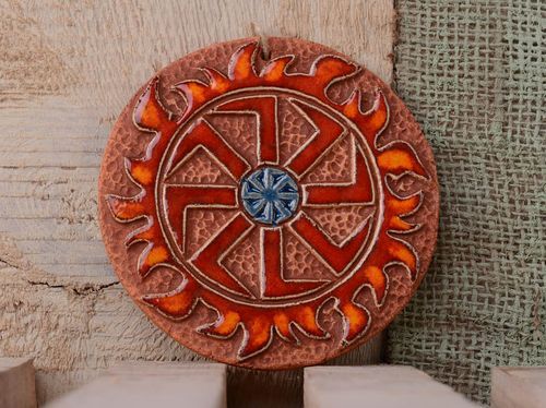 Prato talismã de cerâmica pingente decorativo para parede de argila feito à mão Kolyadnik - MADEheart.com