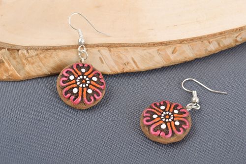 Pendientes redondos artesanales de arcilla pintados con acrílicos originales - MADEheart.com