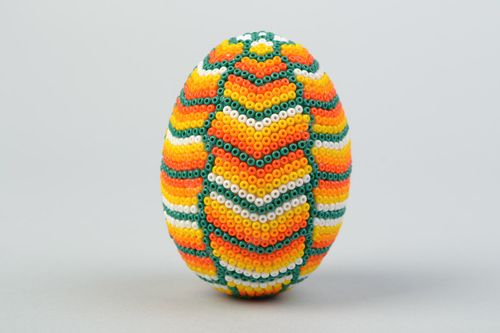 Huevo de Pascua de madera envuelto en abalorios en estilo huichol abigarrado y vistoso - MADEheart.com
