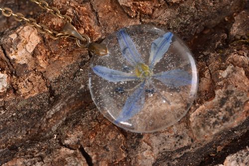 Handmade Kette mit echter Blume Epoxidharz Schmuck Accessoire für Frauen rund - MADEheart.com