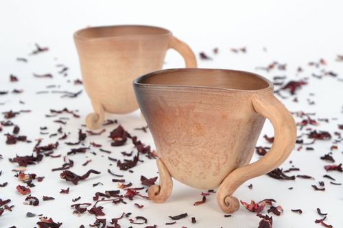 Clay elegant coffee cup with handle and three legs - MADEheart.com