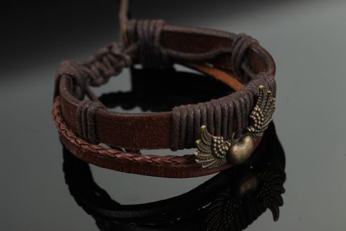 Bracelet fait main de vrai cuir marron tressé avec ailes métalliques accessoire - MADEheart.com