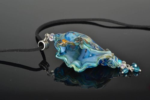 Ciondolo fiore in vetro fatto a mano pendente originale di vetrata con catrame - MADEheart.com