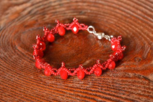 Bracelete feito à mão de miçangas vermelho  - MADEheart.com