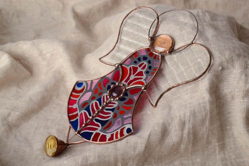 Colgante vitral artesanal con forma de ángel protector de casa  - MADEheart.com