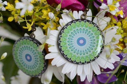 Grüne Ohrringe aus Polymer Ton in Decoupage Technik handmade künstlerisch  - MADEheart.com