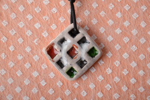 Handgemachter Anhänger aus Ton mit Bemalung - MADEheart.com