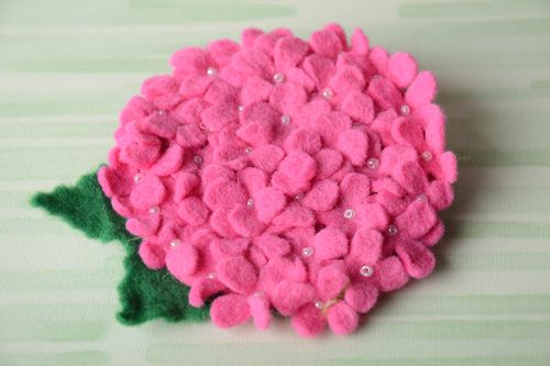 Broche fleur fait main Bijou fantaisie en feutre rose Accessoire femme original  - MADEheart.com