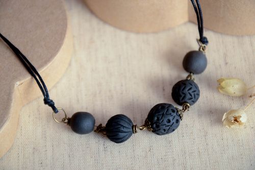 Collar original artesanal bisutería fina de cuentas negras accesorio para mujer - MADEheart.com