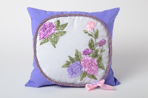 Funda para almohada artesanal bordada con cintas violeta blanca pequeña bonita - MADEheart.com