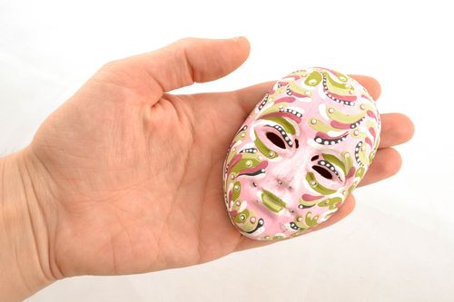 Masque miniature à suspendre en argile Bonté  - MADEheart.com