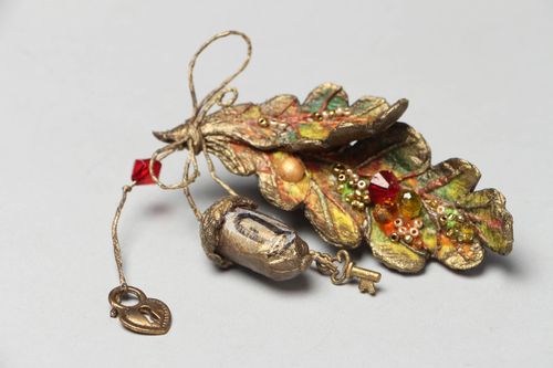 Broche de papel maché con forma de hojita de roble - MADEheart.com