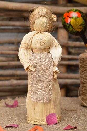 Figurine de femme ethnique faite main en feuilles de maïs écologique originale - MADEheart.com