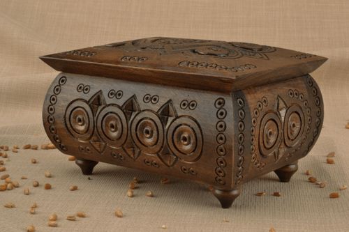 Portagioielli di legno fatto a mano cofanetto quadrato scrigno intagliato  - MADEheart.com