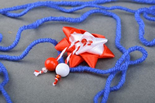 Pinza invisible para el pelo de cintas de raso con forma de flor broche artesanal - MADEheart.com