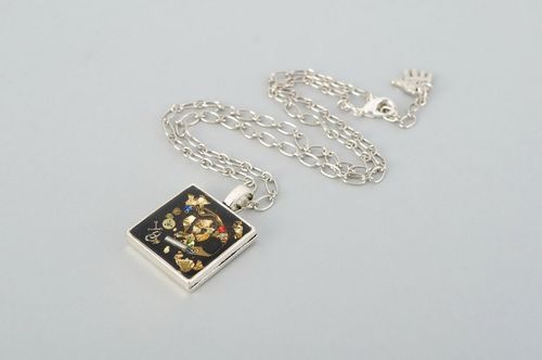 Pendant with epoxy resin in the style of steam-punk - MADEheart.com