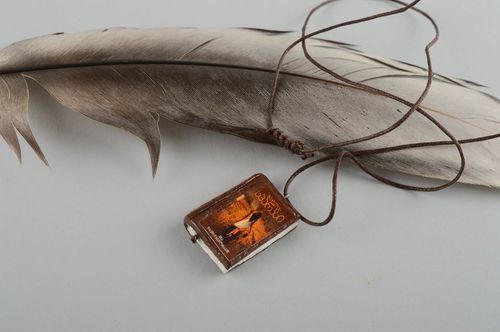 Ciondolo fatto a mano di argilla libro La strada lunga pendente originale - MADEheart.com