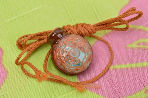 Colgante de ceramica hecho a mano adorno para el cuello regalo original - MADEheart.com