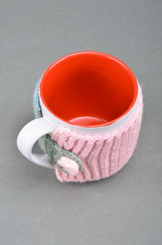 Handgemachte Hülle aus Wolle für weiße und rote Tasse als Geschnekidee schön - MADEheart.com