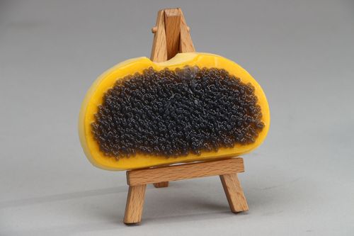 Savon antiseptique en forme de tartine au caviar noir - MADEheart.com