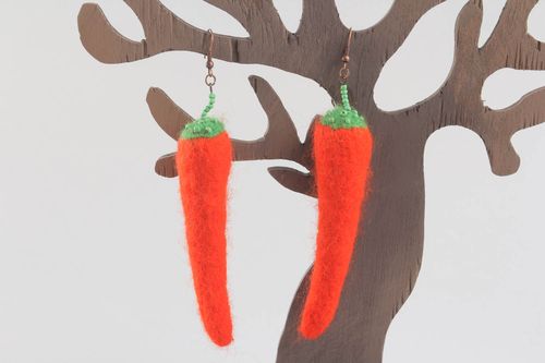 Brincos compridos de feltro artesanais Cenoras em técnica de feltragem com miçangas - MADEheart.com