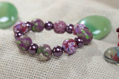 Bracelet en pâte polymère et perles de fantaisie violet fait main pour enfant - MADEheart.com