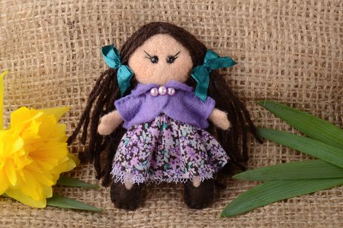 Imán de nevera en técnica de fieltro de lana artesanal Muñequita - MADEheart.com