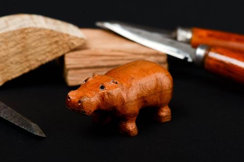 Figur aus Holz handmade Öko Spielzeug Tisch Deko geschnitzte Holzfigur originell - MADEheart.com