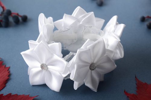 Elastico bianco con fiore per capelli fatto a mano elastico di nastro  - MADEheart.com