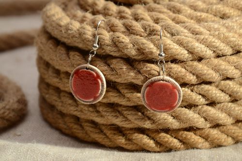 Boucles doreilles pendantes faites main originales en argile blanche pour femme - MADEheart.com